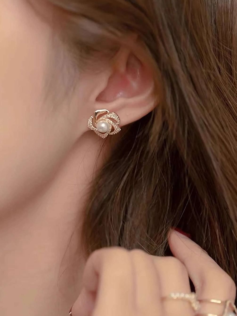 Boucles d'oreilles à clous décorées de fleurs en strass et fausses perles