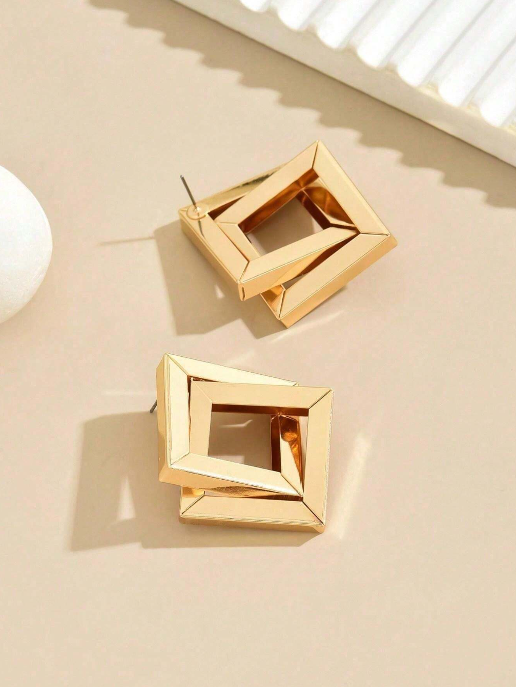 boucles d’oreilles forme carrée et asymétrique de couleur dorée