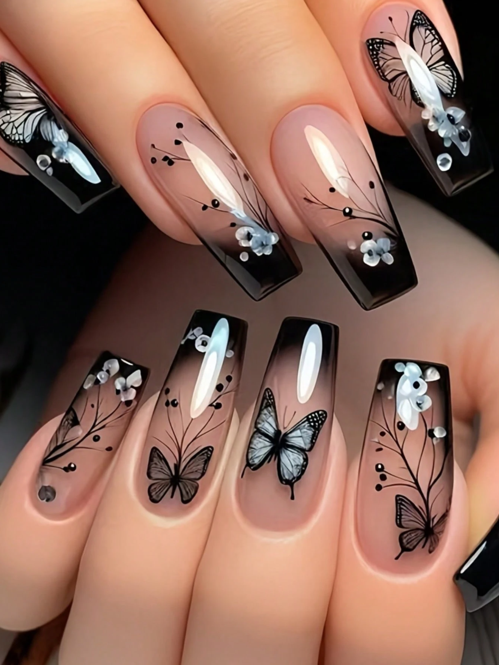 24 Pièces Ongles à Presser – Noir Brillant avec Motif Papillon, Élégance Instantanée