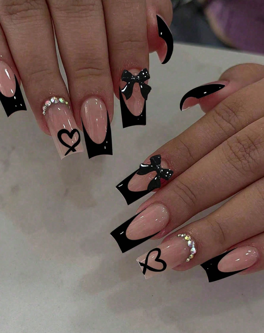 24 Ongles Press-On Y2K – Design Élégant avec Nœud Noir et Strass, Kit Complet