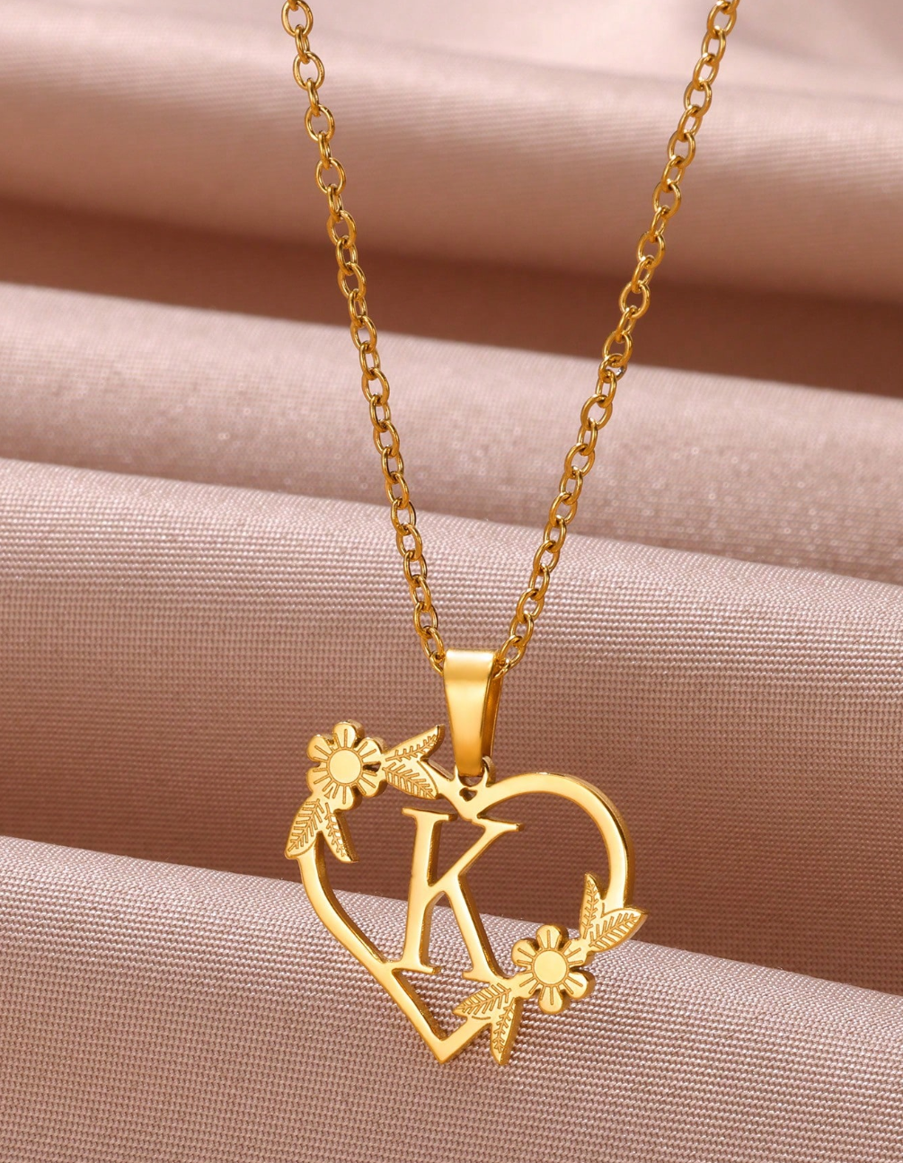 Collier Initiale K avec Rose – Pendentif Élégant en Acier Inoxydable