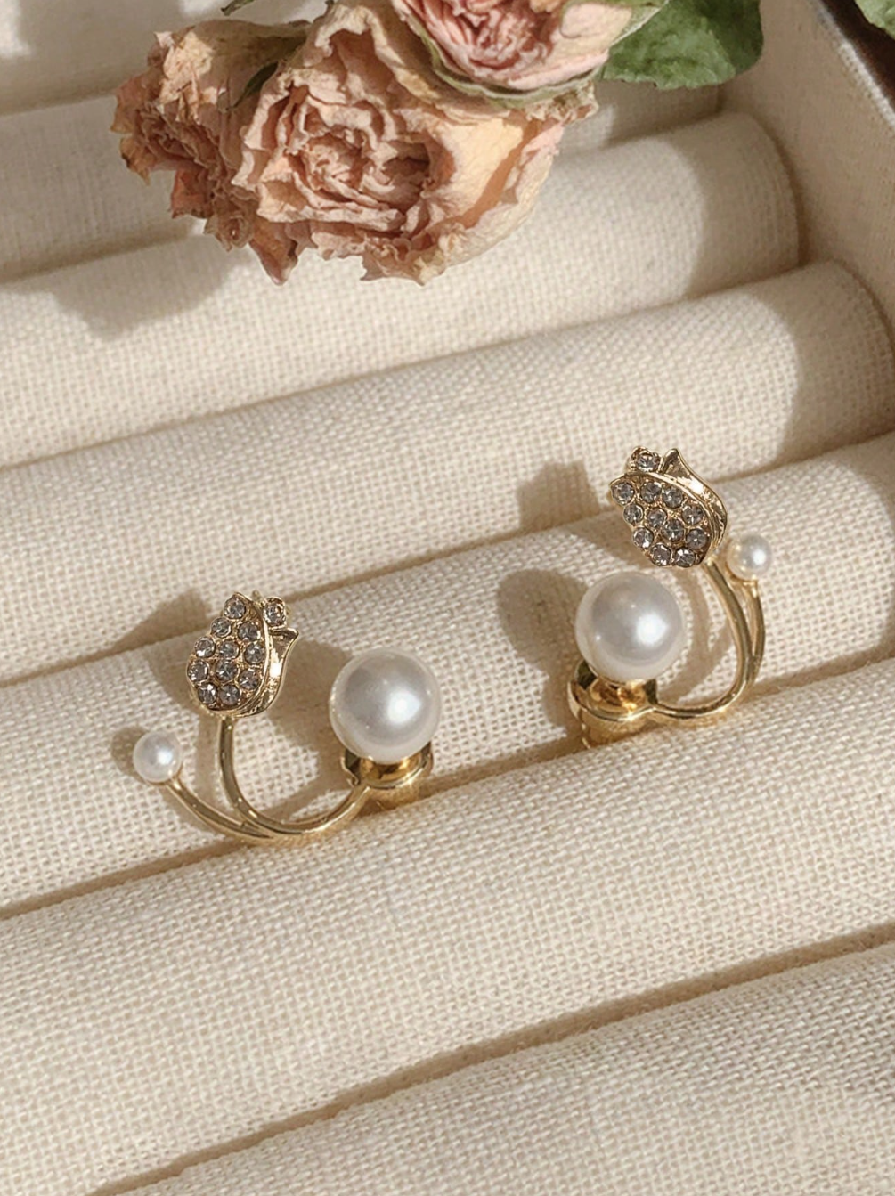 Coucles d’oreilles fleur de perle incrustées de strass