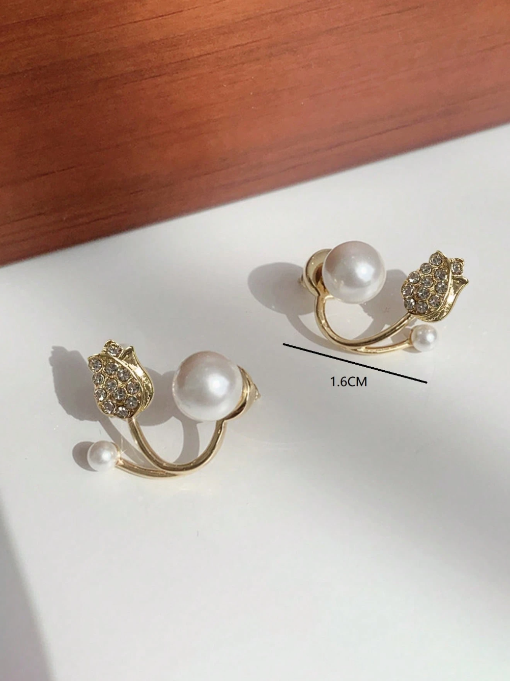 Coucles d’oreilles fleur de perle incrustées de strass
