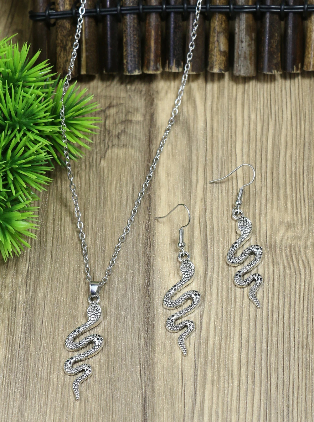 Boucles d’oreilles et un collier en forme de serpent