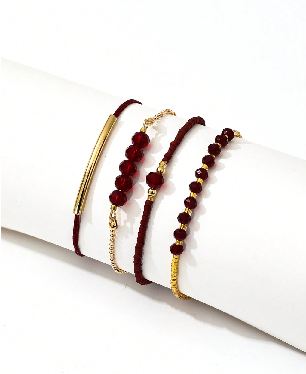 Ensemble de 4 bracelets faits main présente des perles en cristal rouge