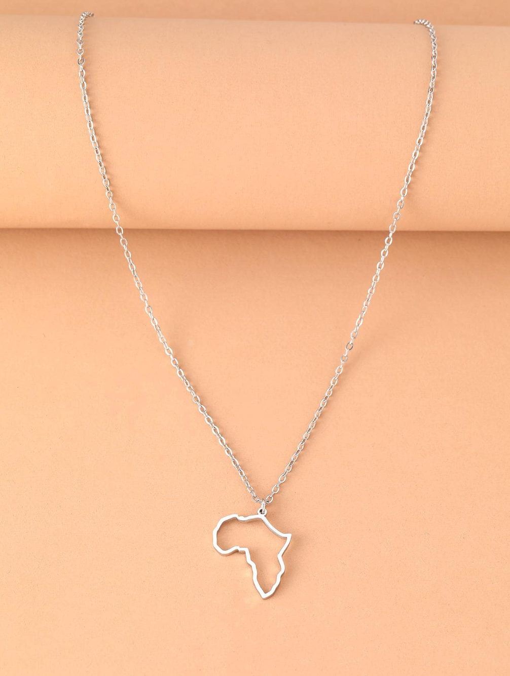 Collier en acier inoxydable creux, représentant la carte de l'Afrique