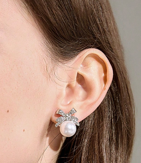 Boucles d’oreilles élégantes, ornées d’un nœud délicat