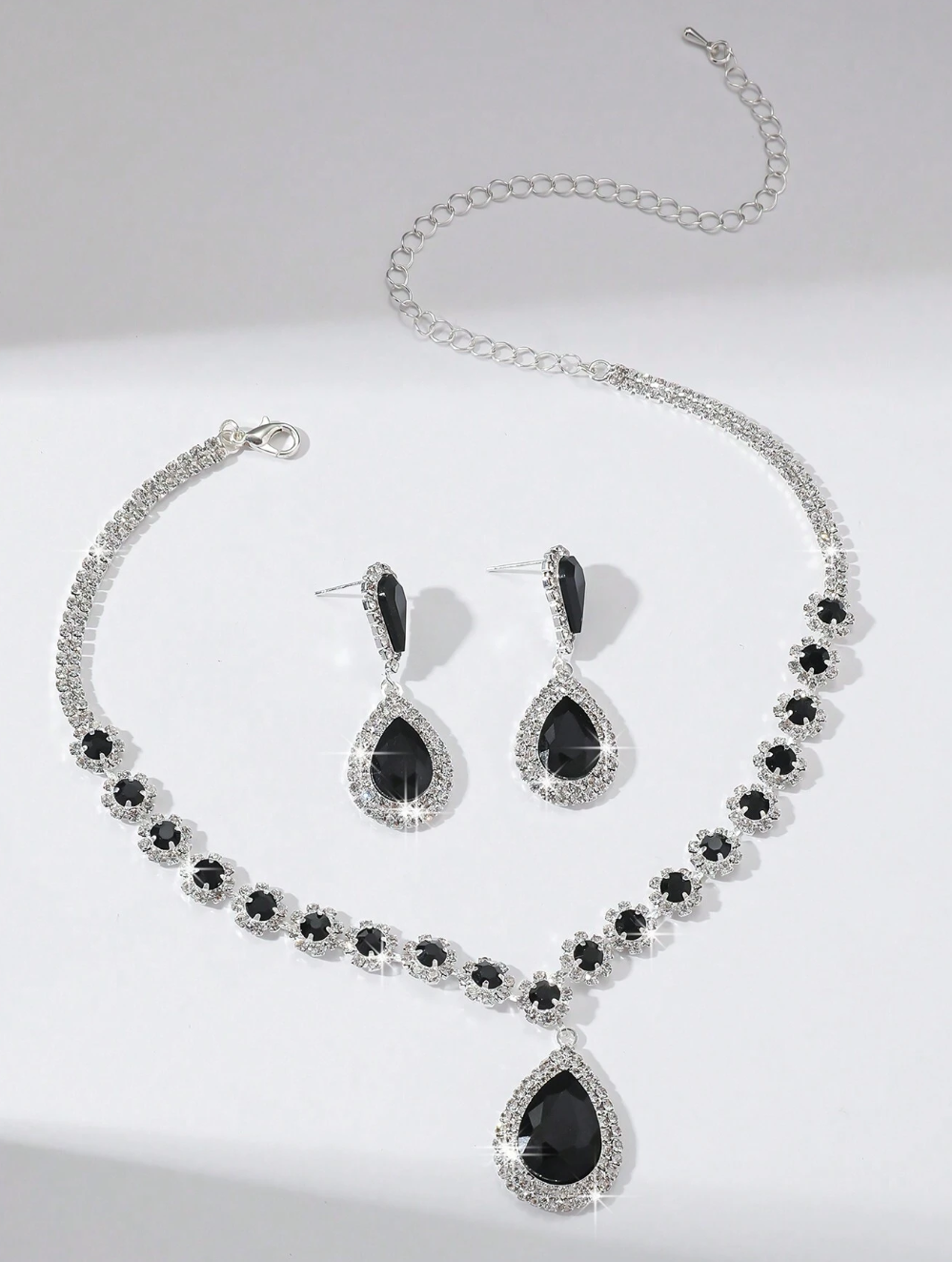 Collier pendentif et boucles d’oreilles en cristal noir