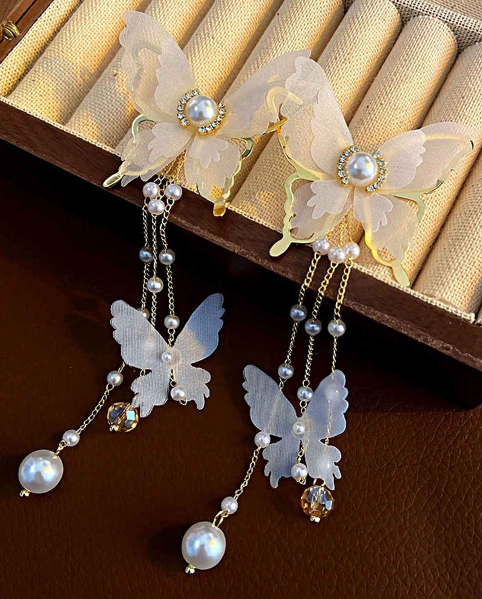 Paire de boucles d’oreilles longues au style vintage, alliant dentelle délicate, strass scintillants