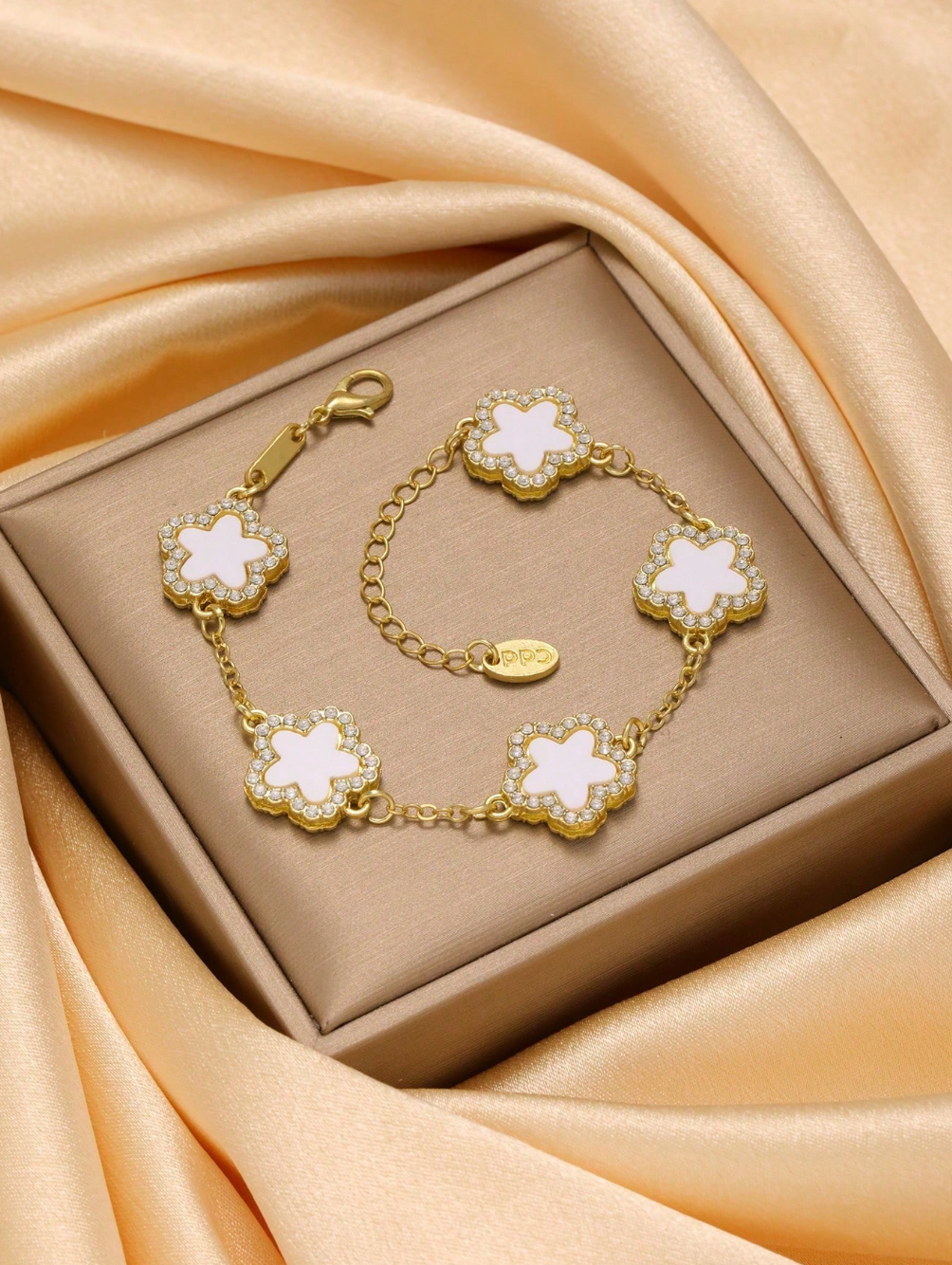 Bracelet en acier inoxydable allie élégance et durabilité, disponible en deux couleurs noir & blanc