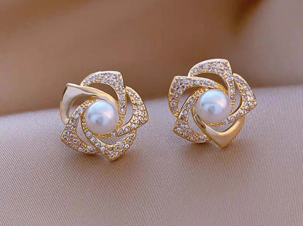 Boucles d'oreilles à clous décorées de fleurs en strass et fausses perles