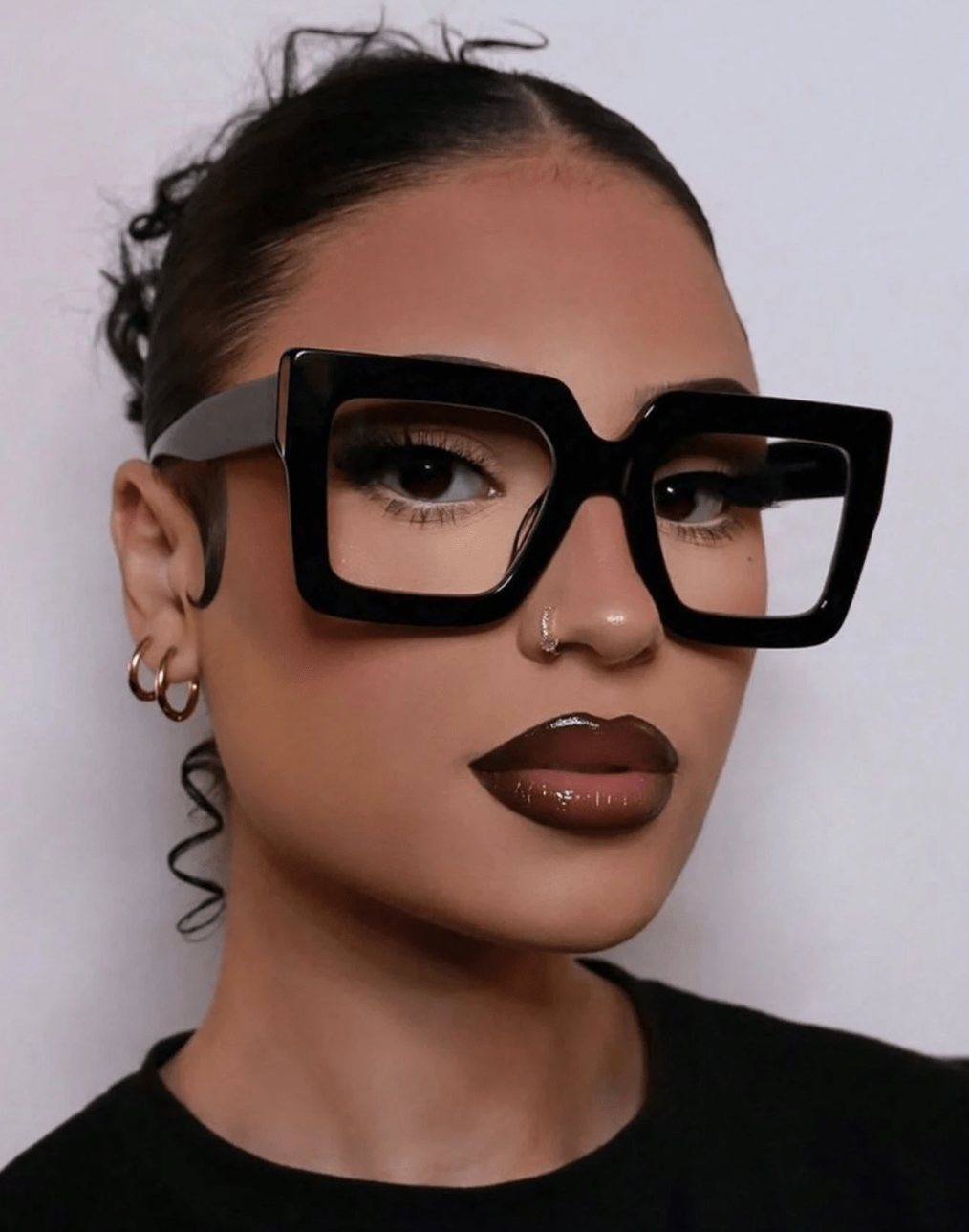 Lunettes Carrées Sans Correction – L’Accessoire Mode qui Change Tout