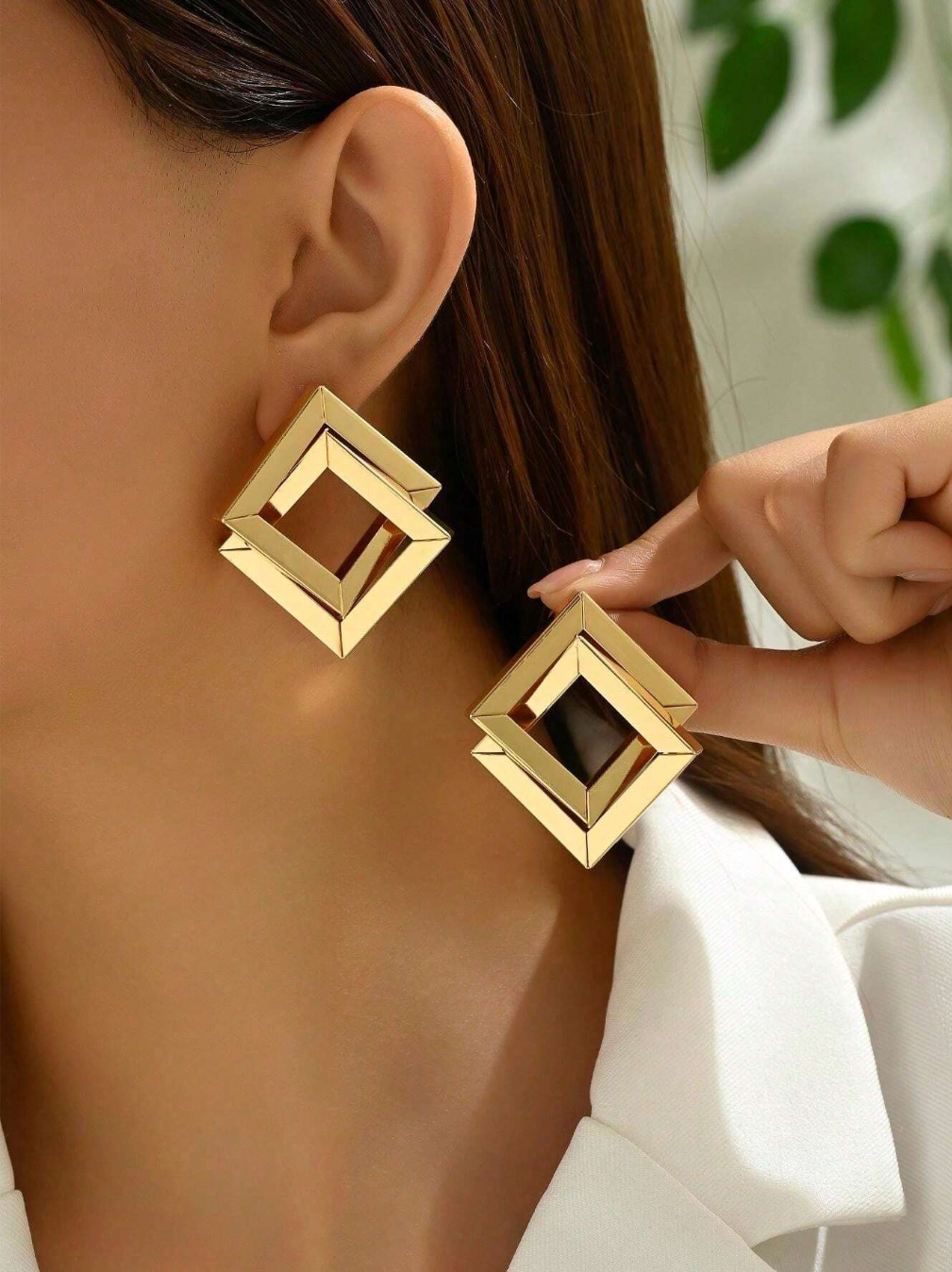 boucles d’oreilles forme carrée et asymétrique de couleur dorée