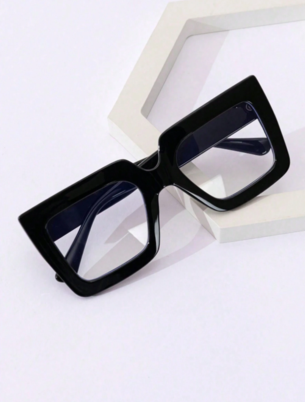 Lunettes Carrées Sans Correction – L’Accessoire Mode qui Change Tout