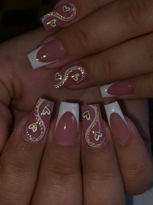 24 faux ongles en forme de cœur et un bord blanc