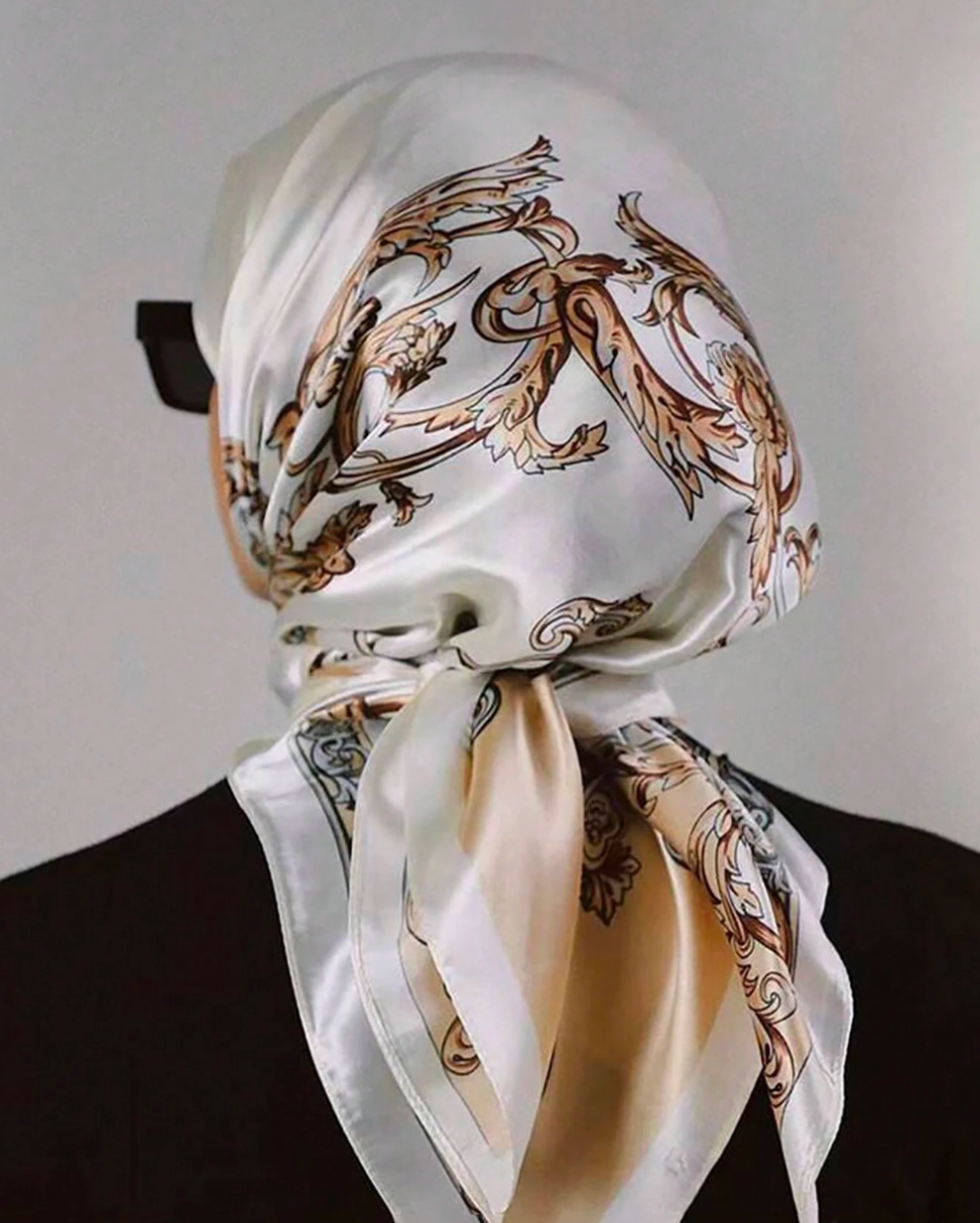 Foulard Carré en Soie Beige