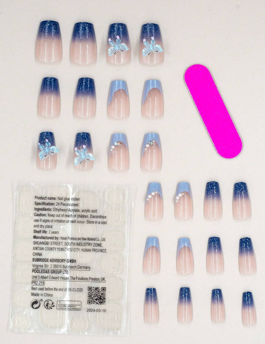Ongles bleu avec décor 3D de perle de papillon