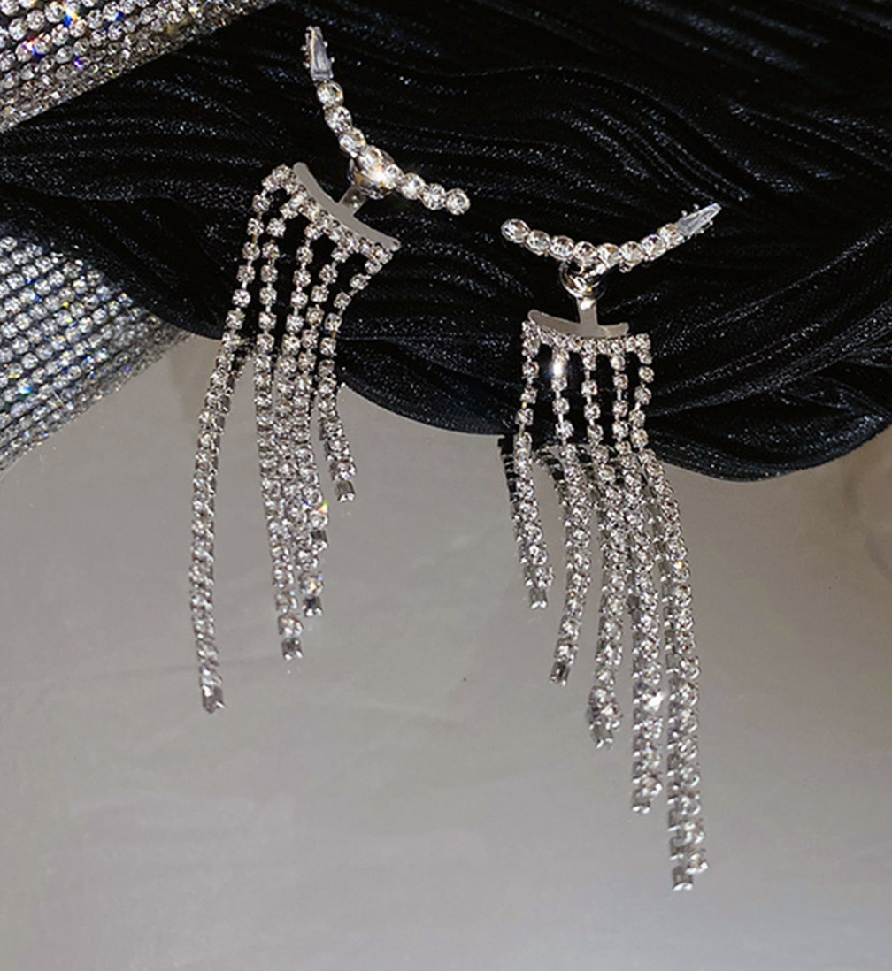Boucles d’oreilles pendantes à pompons en strass
