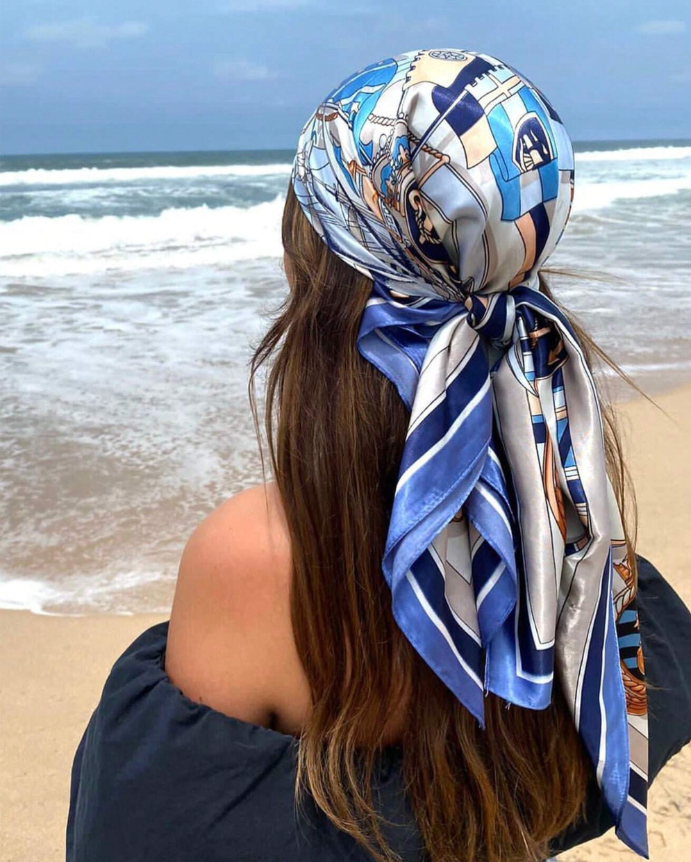 Foulard en soie bleu orné de motifs