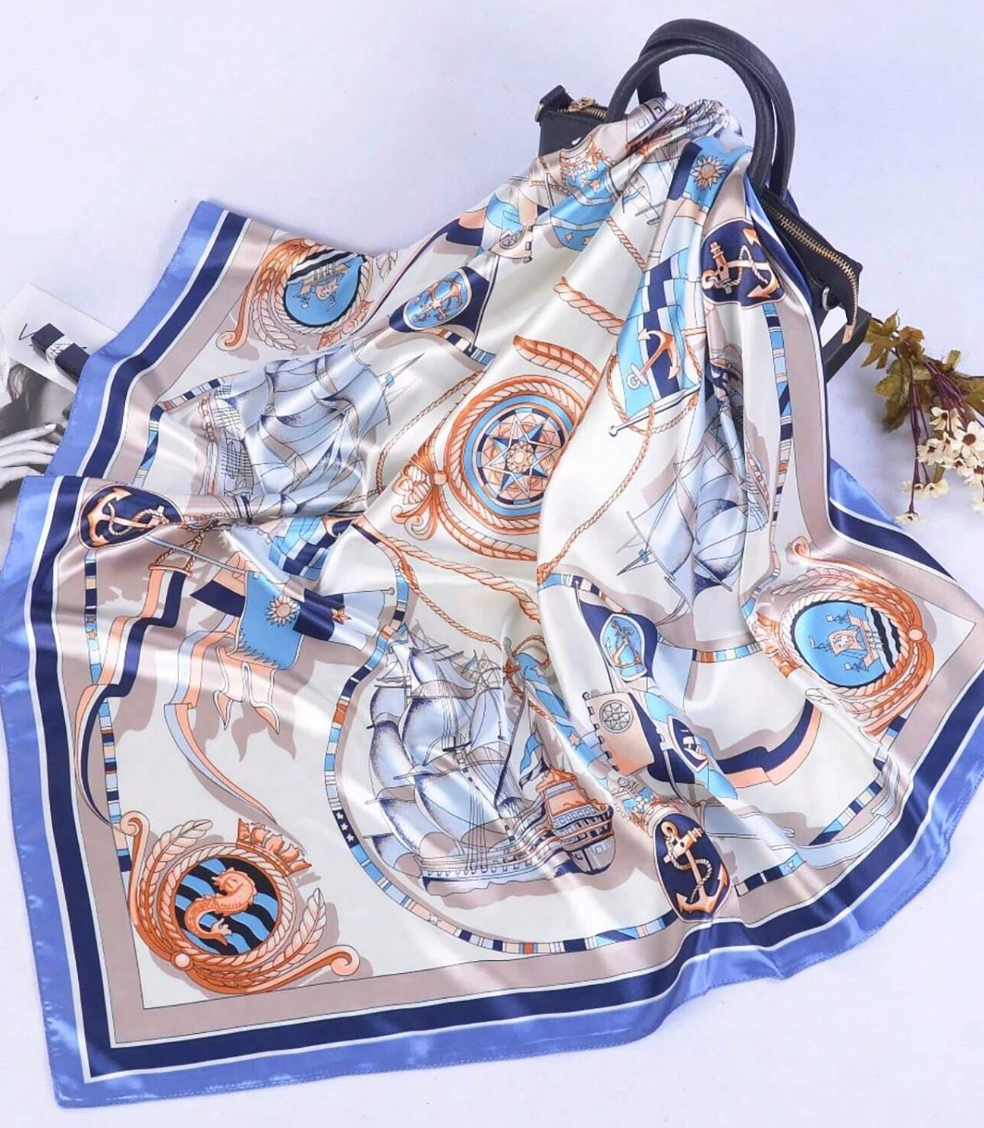 Foulard en soie bleu orné de motifs