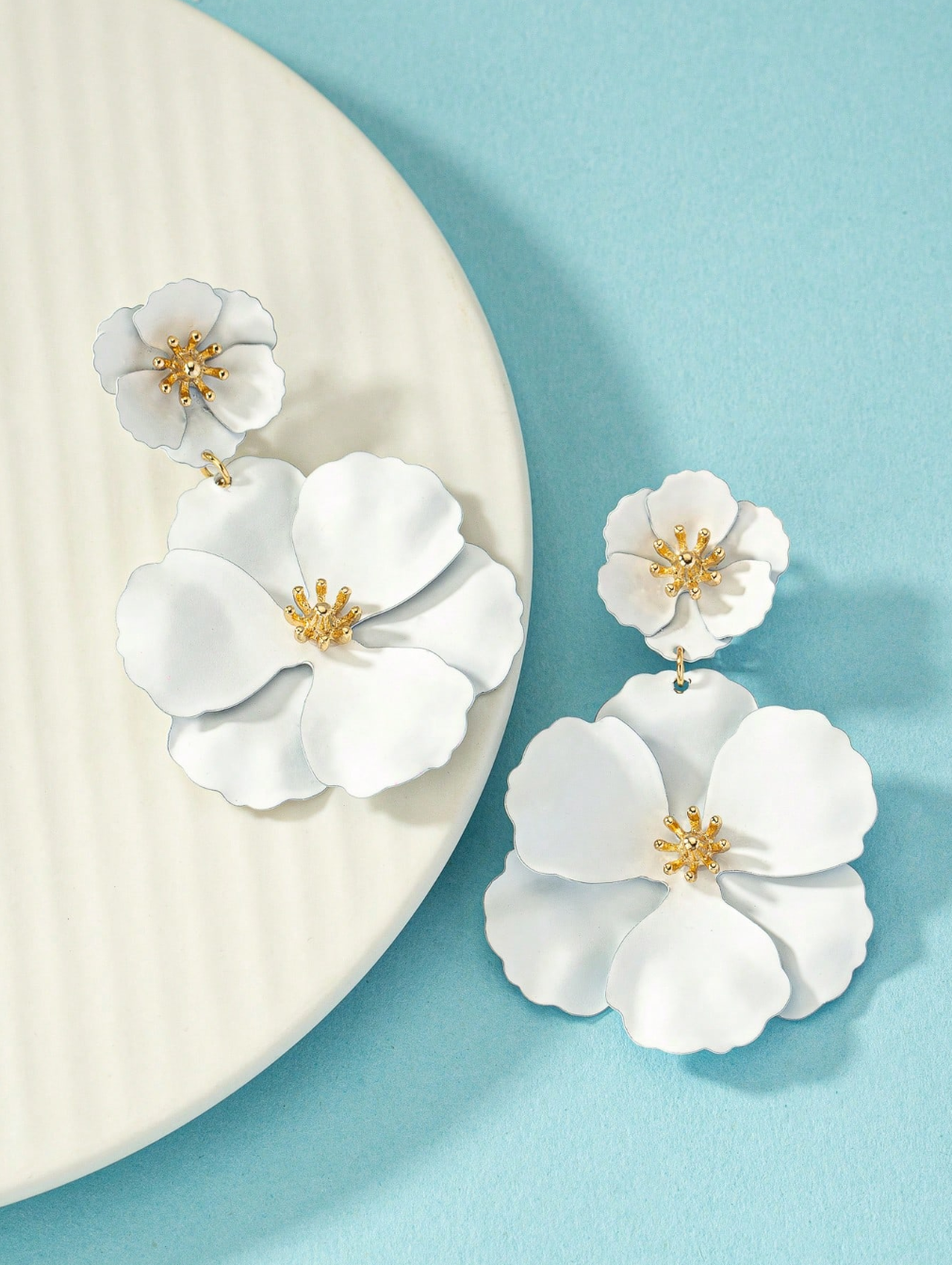 boucles d’oreilles asymétriques en métal coloré multicouche fleur clou
