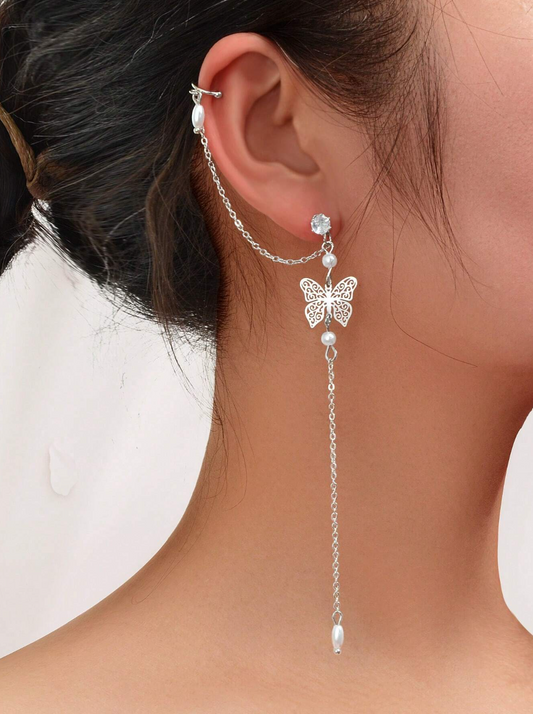 boucle d’oreille ornée d’une délicate chaîne papillon