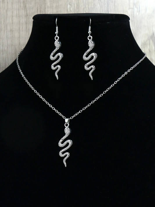Boucles d’oreilles et un collier en forme de serpent
