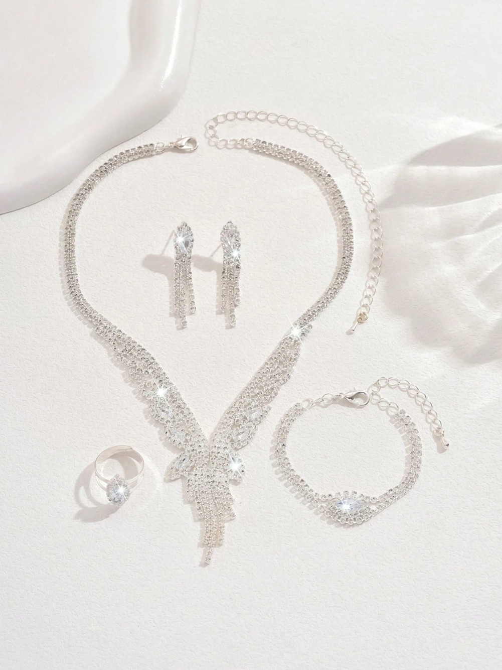 Ensemble élégant 4 pièces papillon – Collier, boucles d’oreilles, bracelet et bague en cuivre doré avec strass scintillants