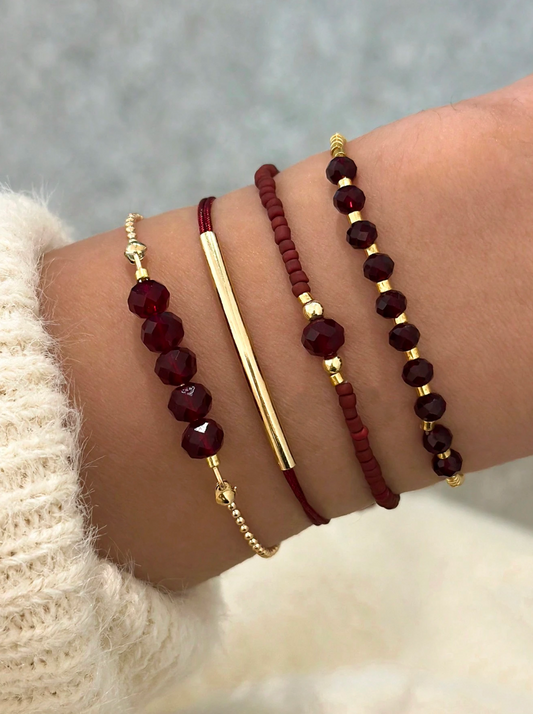 Ensemble de 4 bracelets faits main présente des perles en cristal rouge