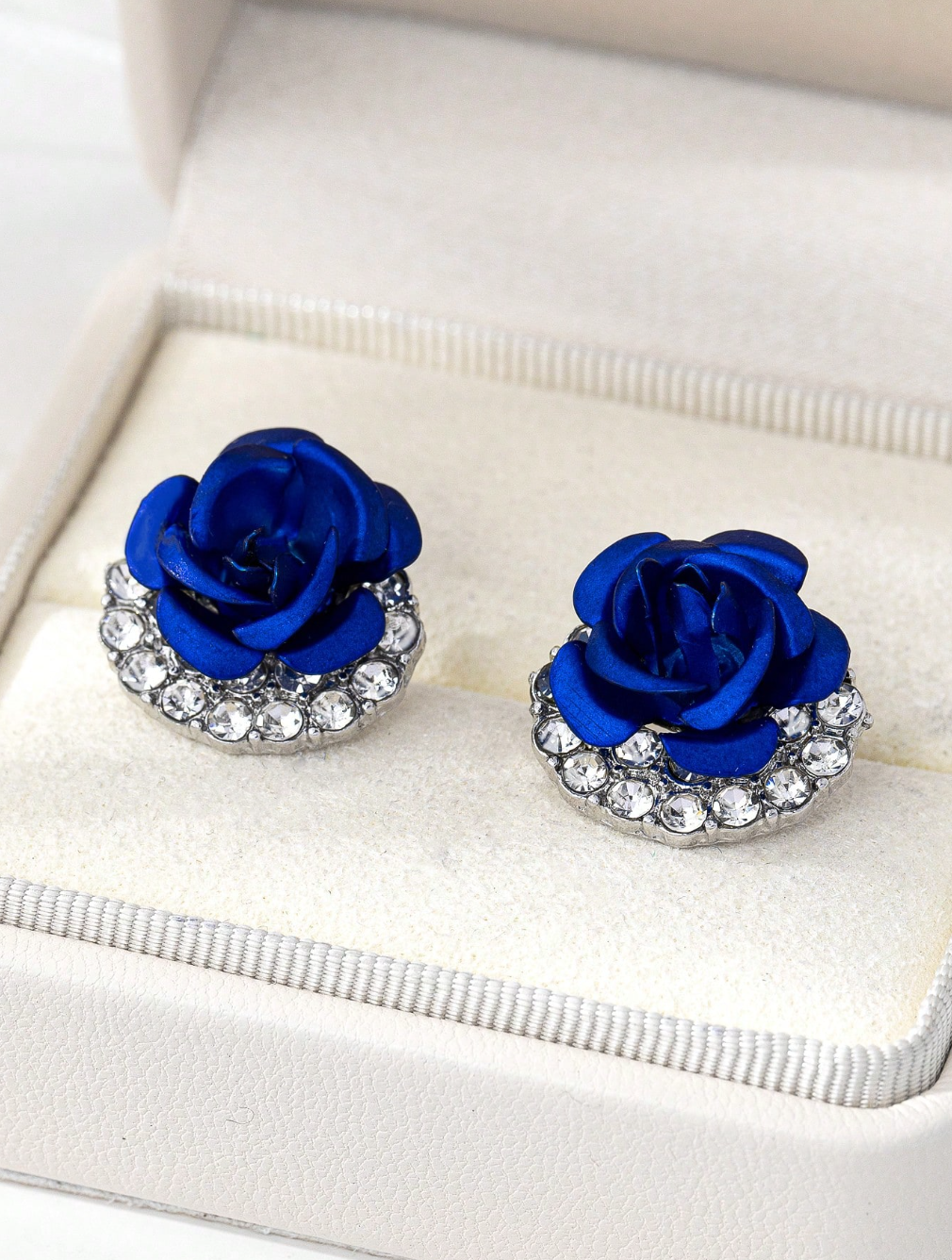 Boucles d’oreilles en forme de fleur de rose bleue cristalline