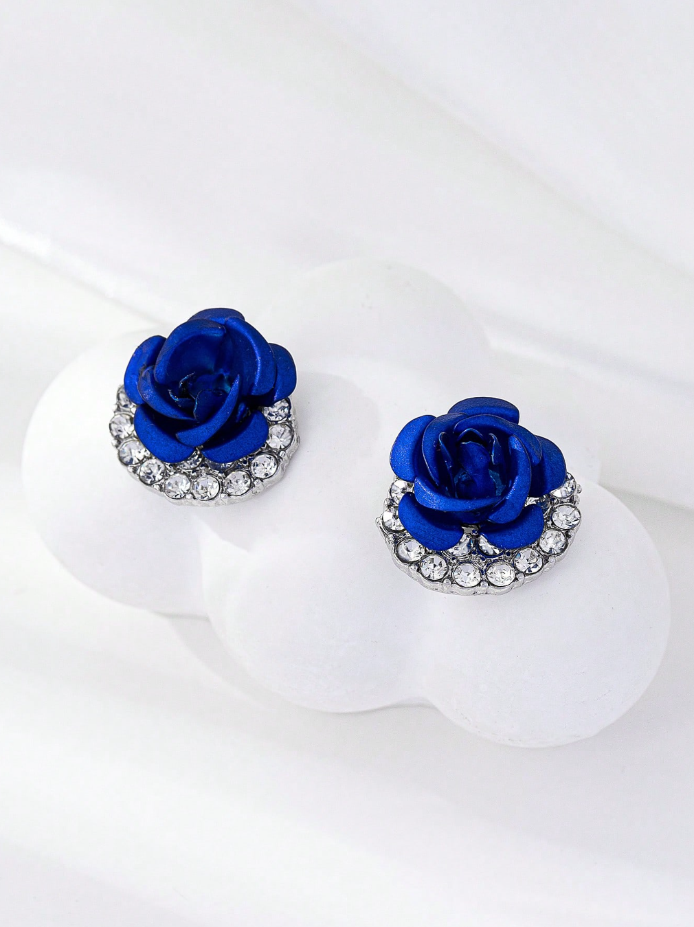 Boucles d’oreilles en forme de fleur de rose bleue cristalline