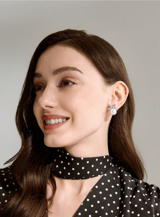 Boucles d’oreilles élégantes, ornées d’un nœud délicat