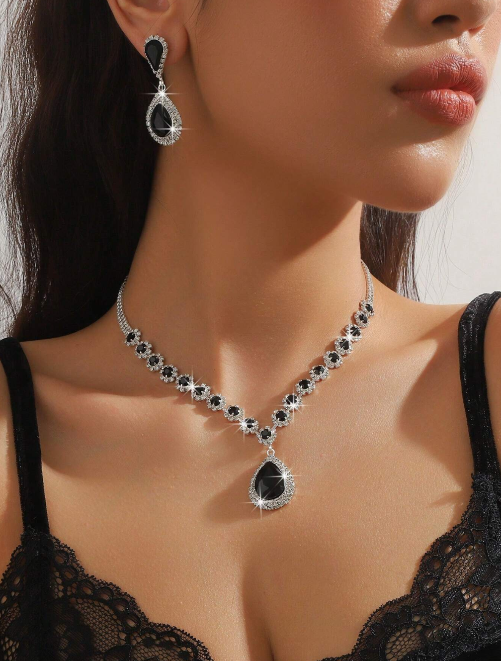 Collier pendentif et boucles d’oreilles en cristal noir