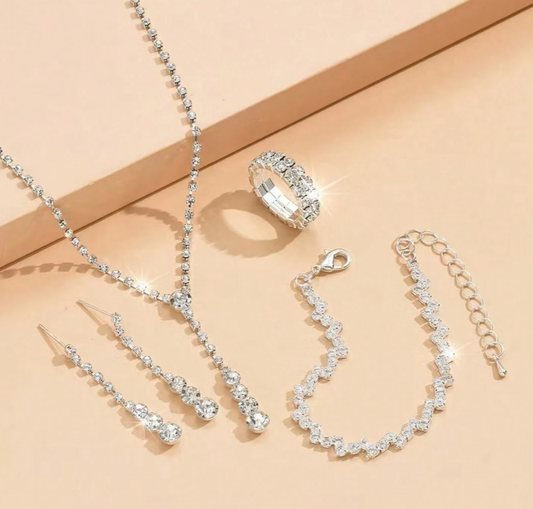 Bijoux en acier inoxydable alliant élégance et modernité. Composé de trois pièces