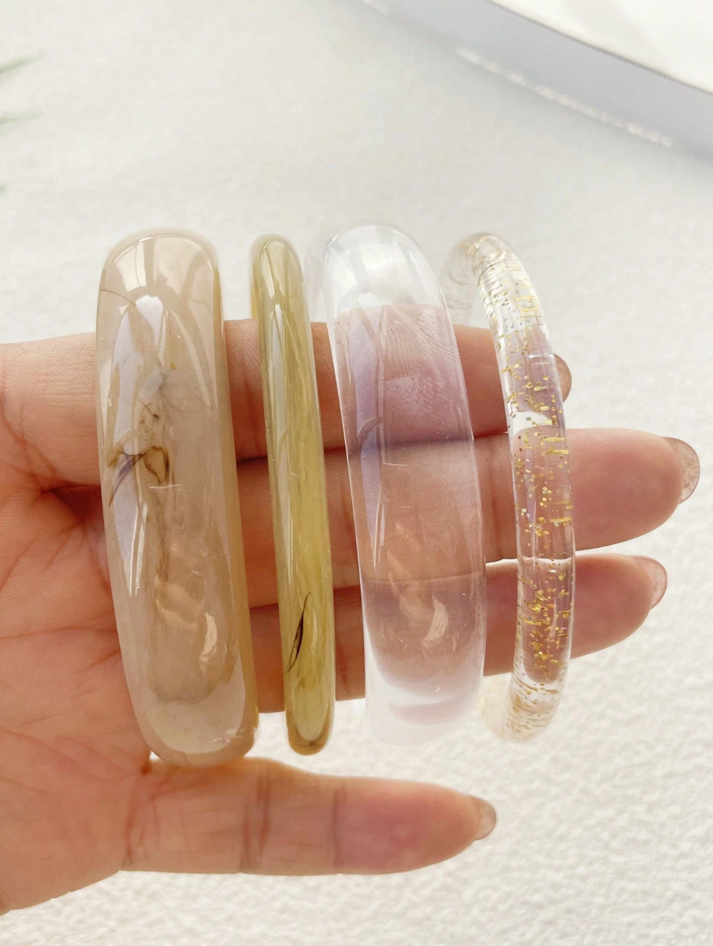 Lot de 4 bracelets vintage en résine acrylique multicolore