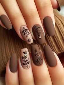 Une boîte de 8 ongles carrés courts, brun foncé mat avec un design botanique simple